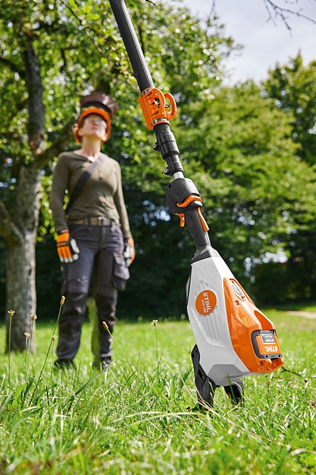 POTATORE TELESCOPICO STIHL HTA 135 285-405 cm COMPLETO DI BATTERIA AP300S E CARICABATTERIA