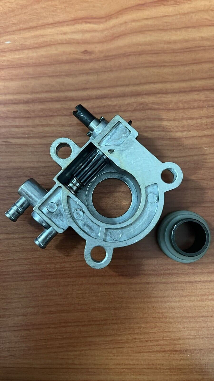 Z848C06703 COPERCHIO POMPA OLIO MOTOSEGA ZENOAH KOMATSU RED MAX G 6200