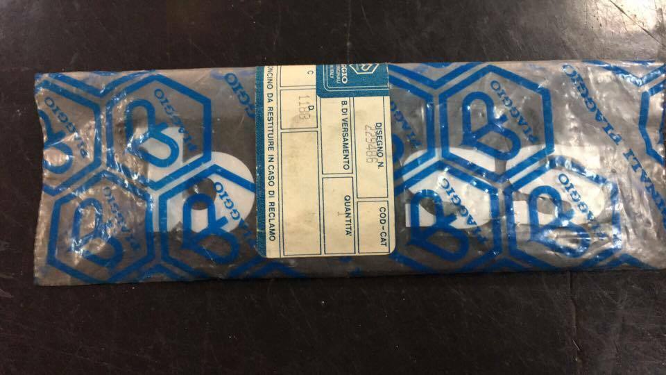 229487 FREGIO PIAGGIO BOSS  targhetta adesivo stickers carter laterale logo