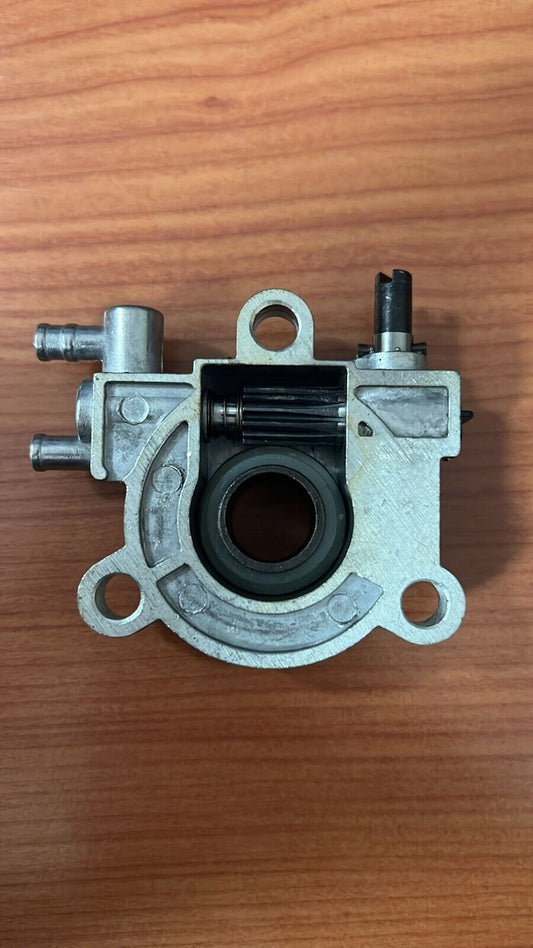 Z848C06703 COPERCHIO POMPA OLIO MOTOSEGA ZENOAH KOMATSU RED MAX G 6200